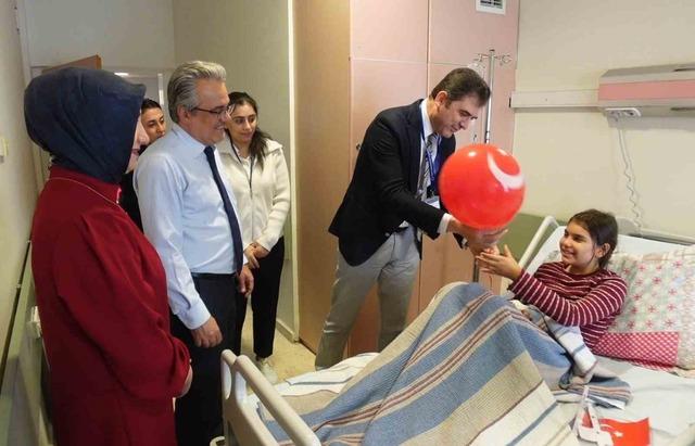 Fırat Üniversitesi Hastanesi’nde minik hastalara 29 Ekim sürprizi 3