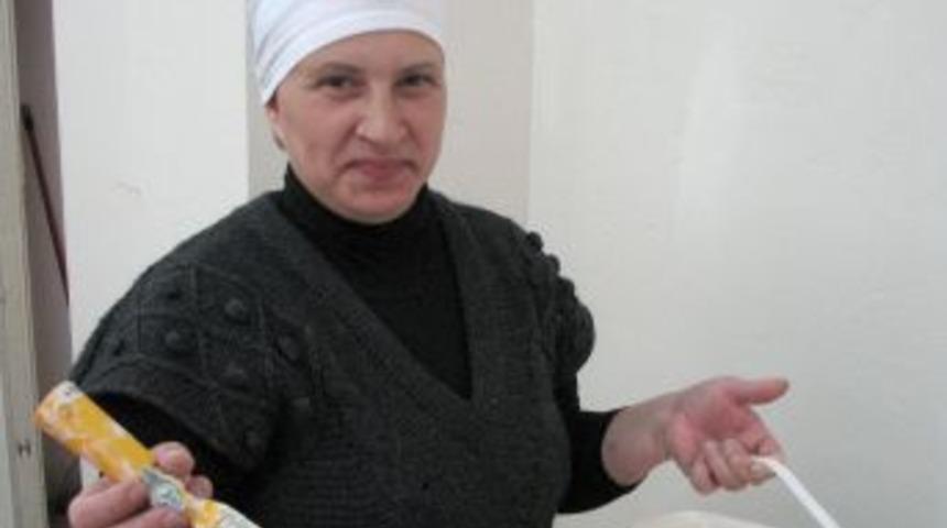 Müslüman olan Moldovalı Meryem boyacılık yapıyor