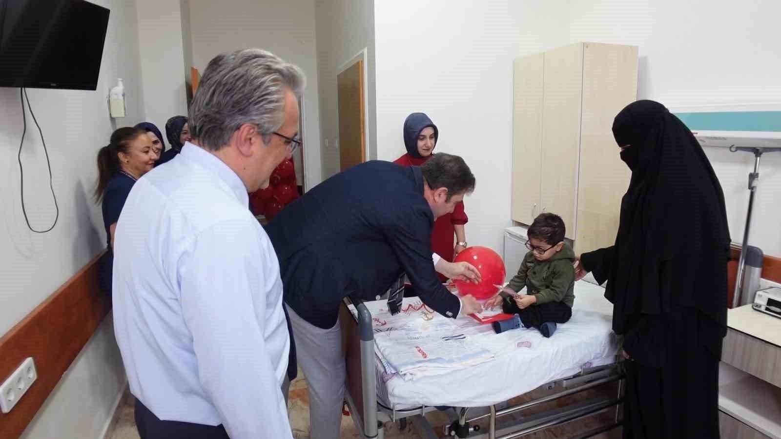 Fırat Üniversitesi Hastanesi’nde minik hastalara 29 Ekim sürprizi