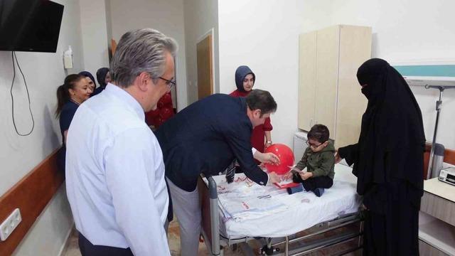 Fırat Üniversitesi Hastanesi’nde minik hastalara 29 Ekim sürprizi