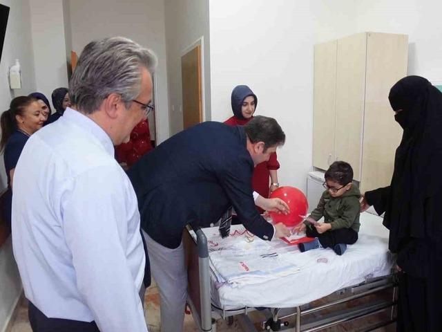 Fırat Üniversitesi Hastanesi’nde minik hastalara 29 Ekim sürprizi