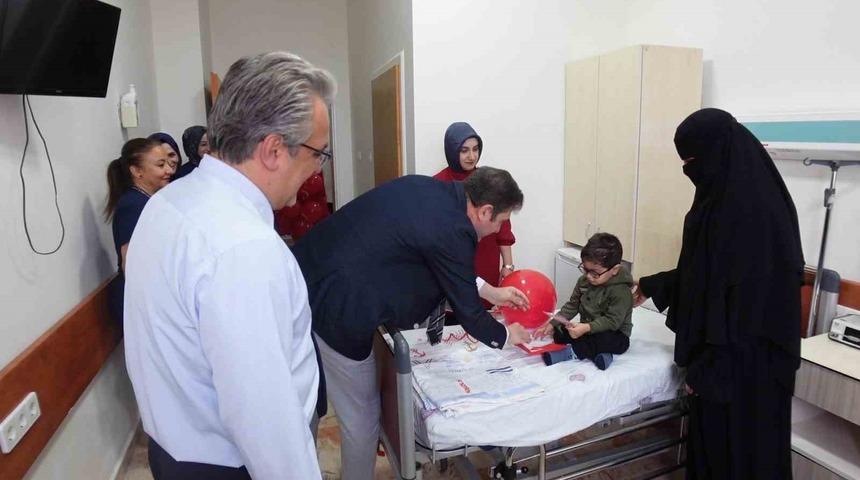 Fırat Üniversitesi Hastanesi’nde minik hastalara 29 Ekim sürprizi