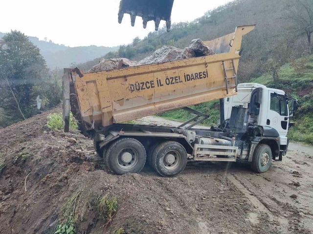 Cumayeri’nde heyelan bölgesinde çalışma sürüyor 1