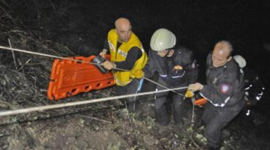 U&ccedil;urumdaki cesedi, polis itfaiye yardımıyla &ccedil;ıkardı