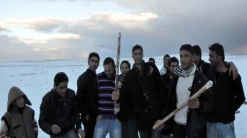 Adilcevaz'da kar &uuml;st&uuml;nde Amerikan Beyzbolu