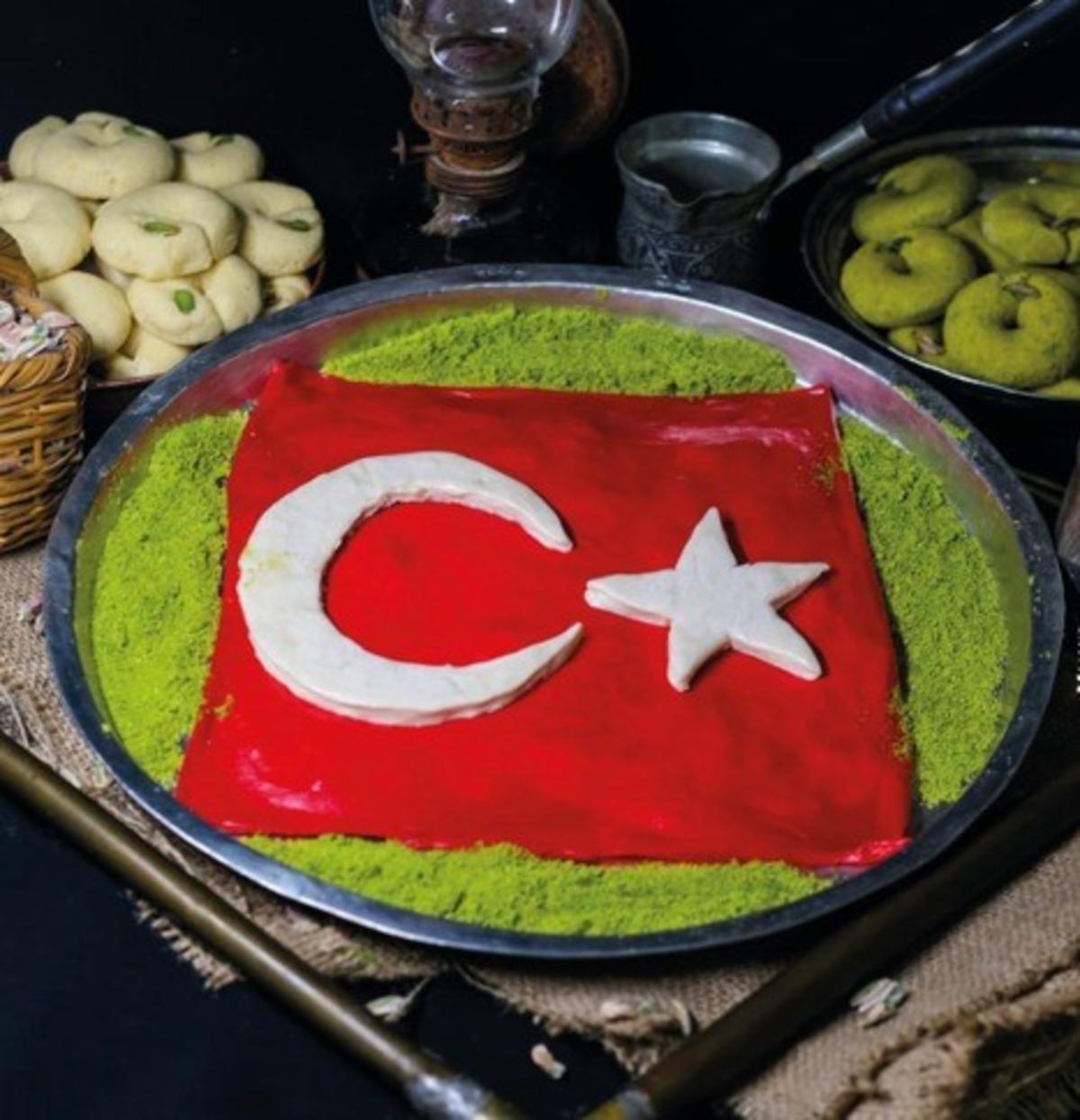 Türk bayrağını katmere işledi! Görenler tatmak için işletmeye koştu 1
