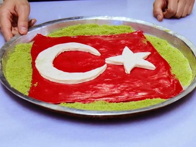 G&ouml;renler tatmak i&ccedil;in işletmeye koştu