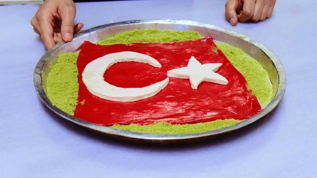 Türk bayrağını katmere işledi! Görenler tatmak için işletmeye koştu