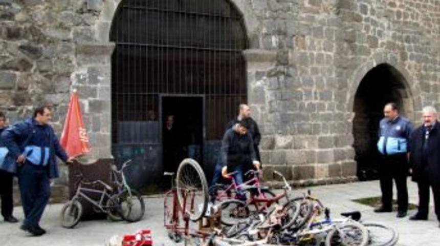 Diyarbakır’ın tarihi burçları işgalcilerden temizlendi