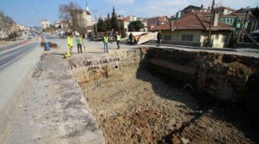 Değirmendere Kavşağı&rsquo;nın rampa duvarları yapılıyor