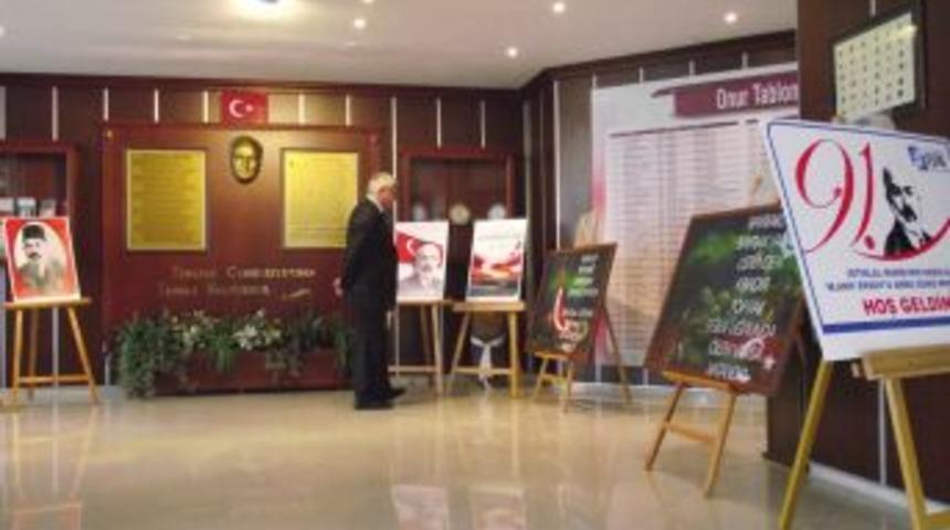 Işık &ouml;ğrenciler Akif&rsquo;i andı