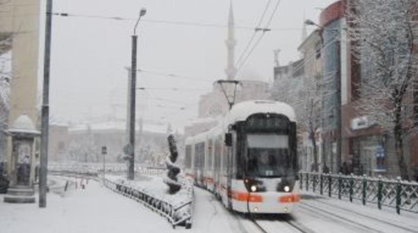 Eskişehir’e kar yeniden geldi