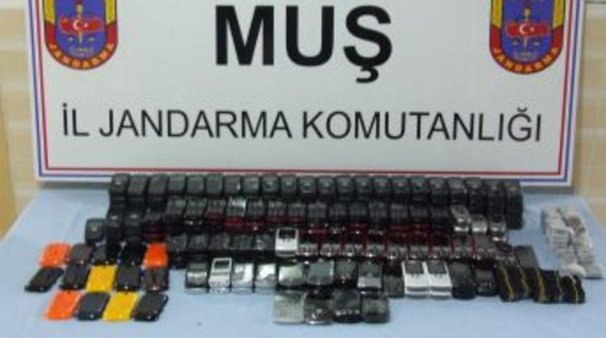 Yolcunun valizinden 263 kaçak cep telefonu çıktı