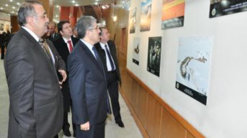 Vali Çınar, 'Tarım ve İnsan’ konulu fotoğraf sergisini gezdi