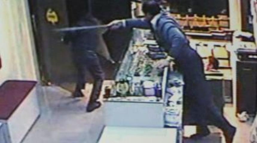 Provalı kuyumcu, silahlı soyguncuyu demir sopayla p&uuml;sk&uuml;rtt&uuml;