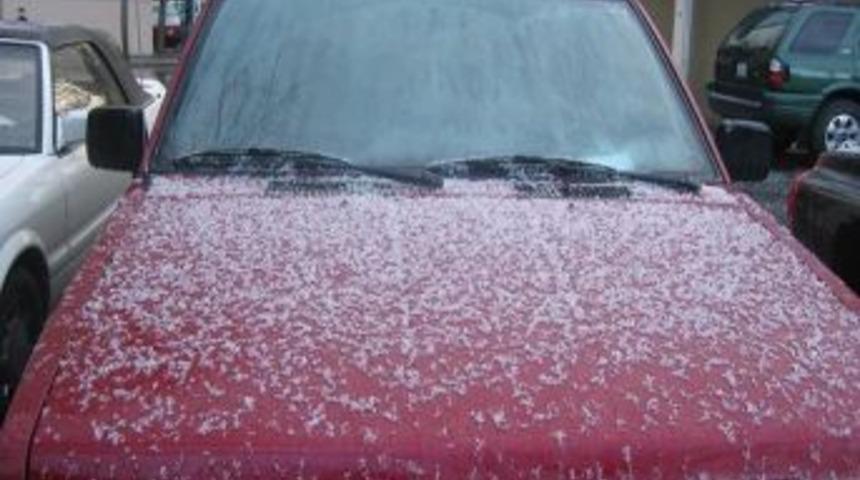 20 dakika yağan dolu hayatı fel&ccedil; etti