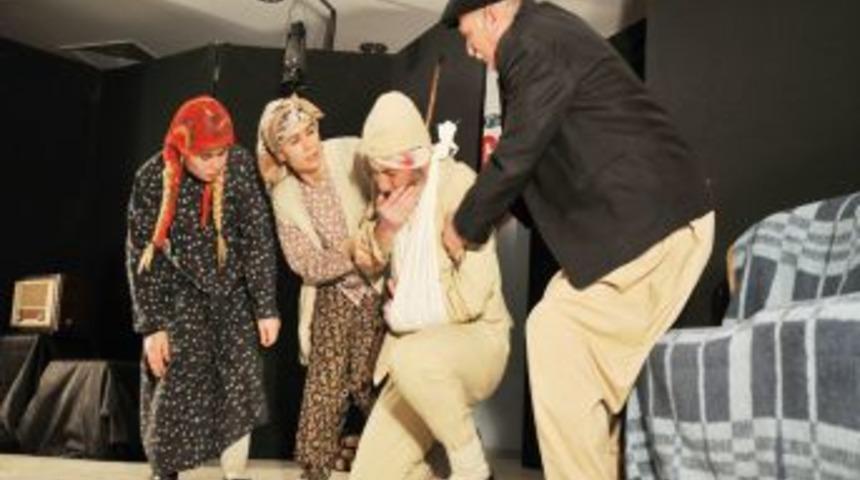 'Koca Seyit' tiyatro oyunu izleyenleri duygulandırdı