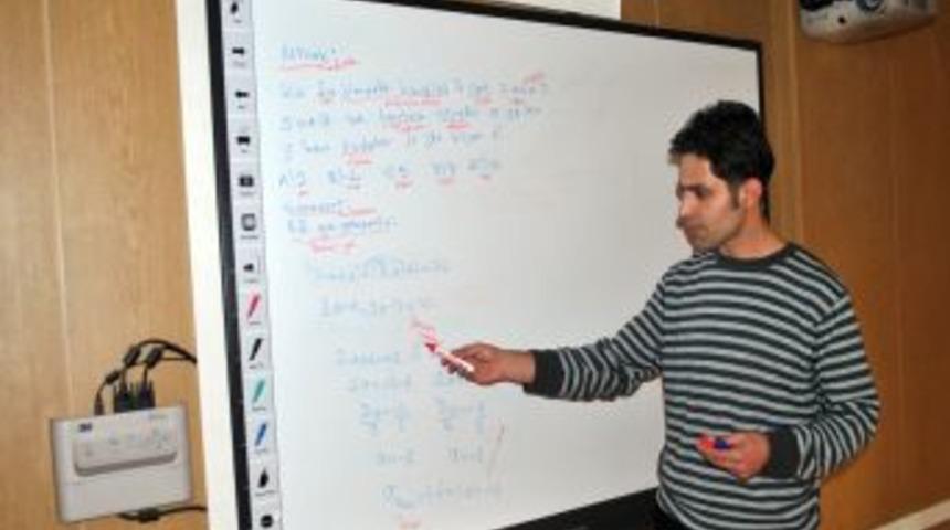 &Ouml;ğretim g&ouml;revlisi, K&uuml;rt&ccedil;e matematik ders kitabı hazırladı