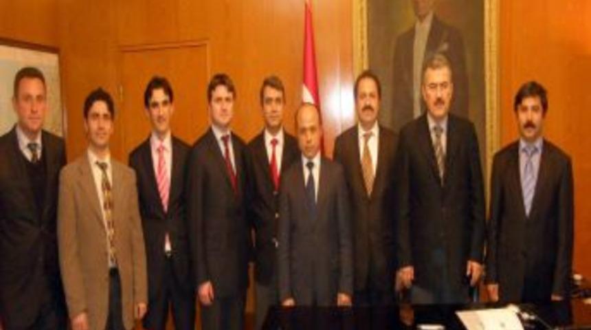 &Ouml;ğretmenlerin kurduğu ZED, ilk ziyaretini Vali Ayyıldız'a yaptı