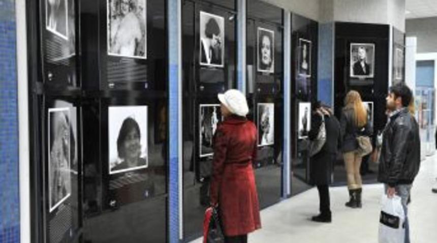 D&uuml;nyaya ve T&uuml;rkiye'ye y&ouml;n veren kadınlar sergisine b&uuml;y&uuml;k ilgi