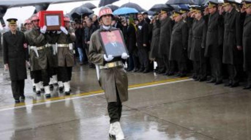 Şehit Pilot Y&uuml;zbaşı &Uuml;mit &Ouml;zer'in naaşı, memleketinde t&ouml;renle karşılandı