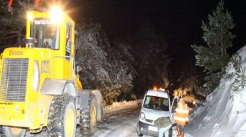 Karda mahsur kalan 6 kişi donmak &uuml;zereyken kurtarıldı