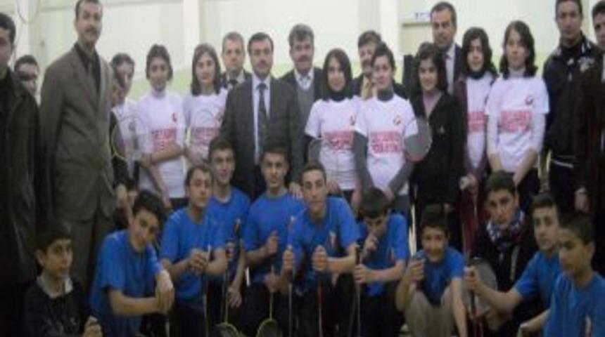 Badminton Federasyonu&rsquo;ndan Afşin'e malzeme desteği