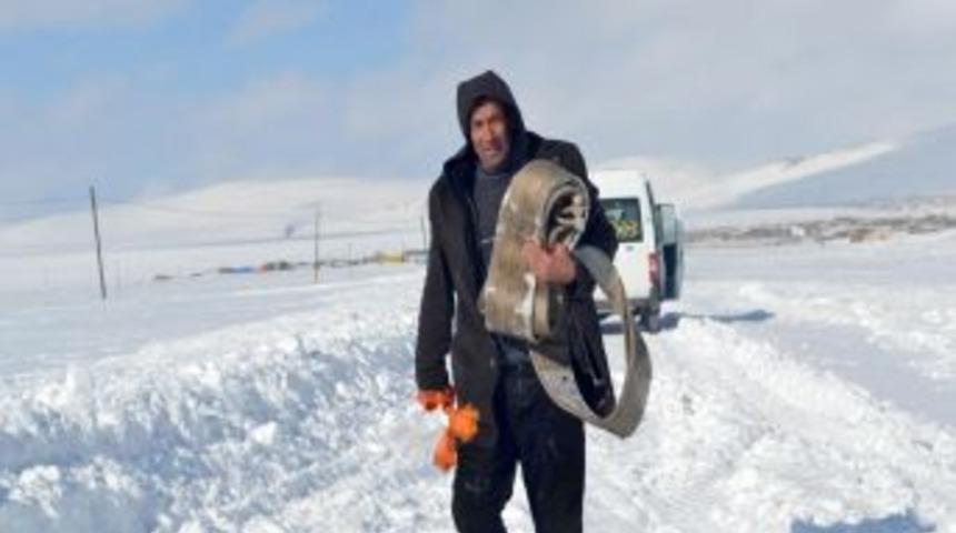 İş makinesine mazot g&ouml;t&uuml;ren ara&ccedil; yolda bir s&uuml;re mahsur kaldı