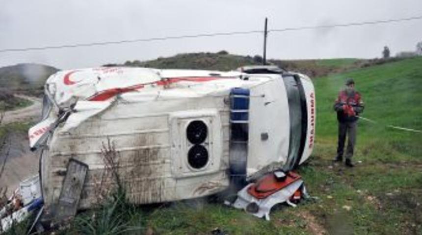 Ambulans kaza yaptı: 4 yaralı