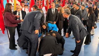 Bayrak taşıyan öğrenci yere yığıldı! İlk müdahale milletvekilinden geldi
