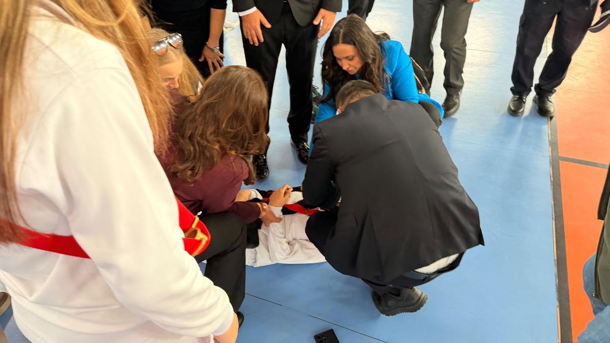 Bayrak taşıyan öğrenci yere yığıldı! İlk müdahale milletvekilinden geldi 1