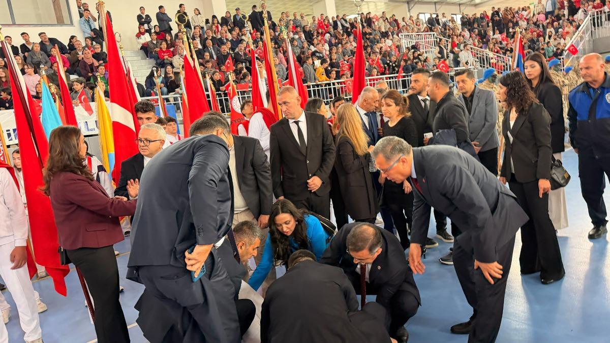 Bayrak taşıyan öğrenci yere yığıldı! İlk müdahale milletvekilinden geldi 2