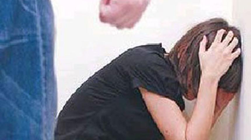 Erkek çocuk doğuramayan gelinini dövdü