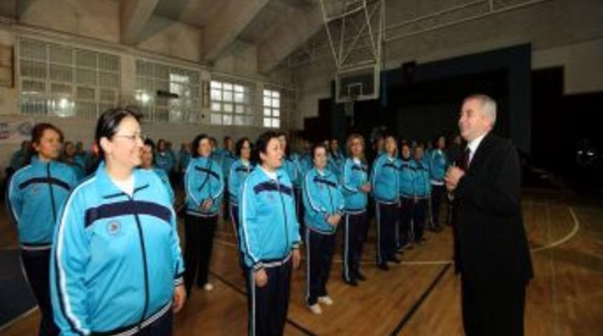 Denizli’de kadınlar, belediyenin ücretsiz pilates kursuna ilgi gösteriyor