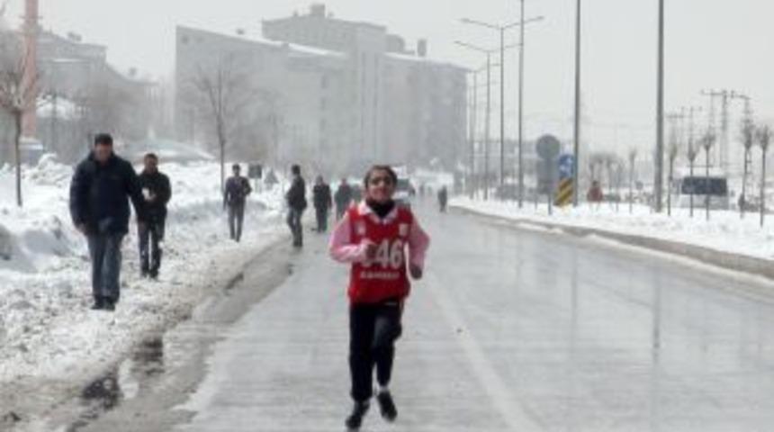 Y&uuml;ksekova'da atletizim &ouml;n elemeri heyecanlı başladı