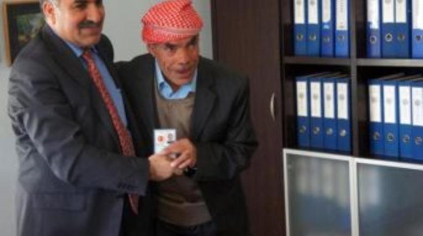 60 yaşında kimlik sahibi oldu