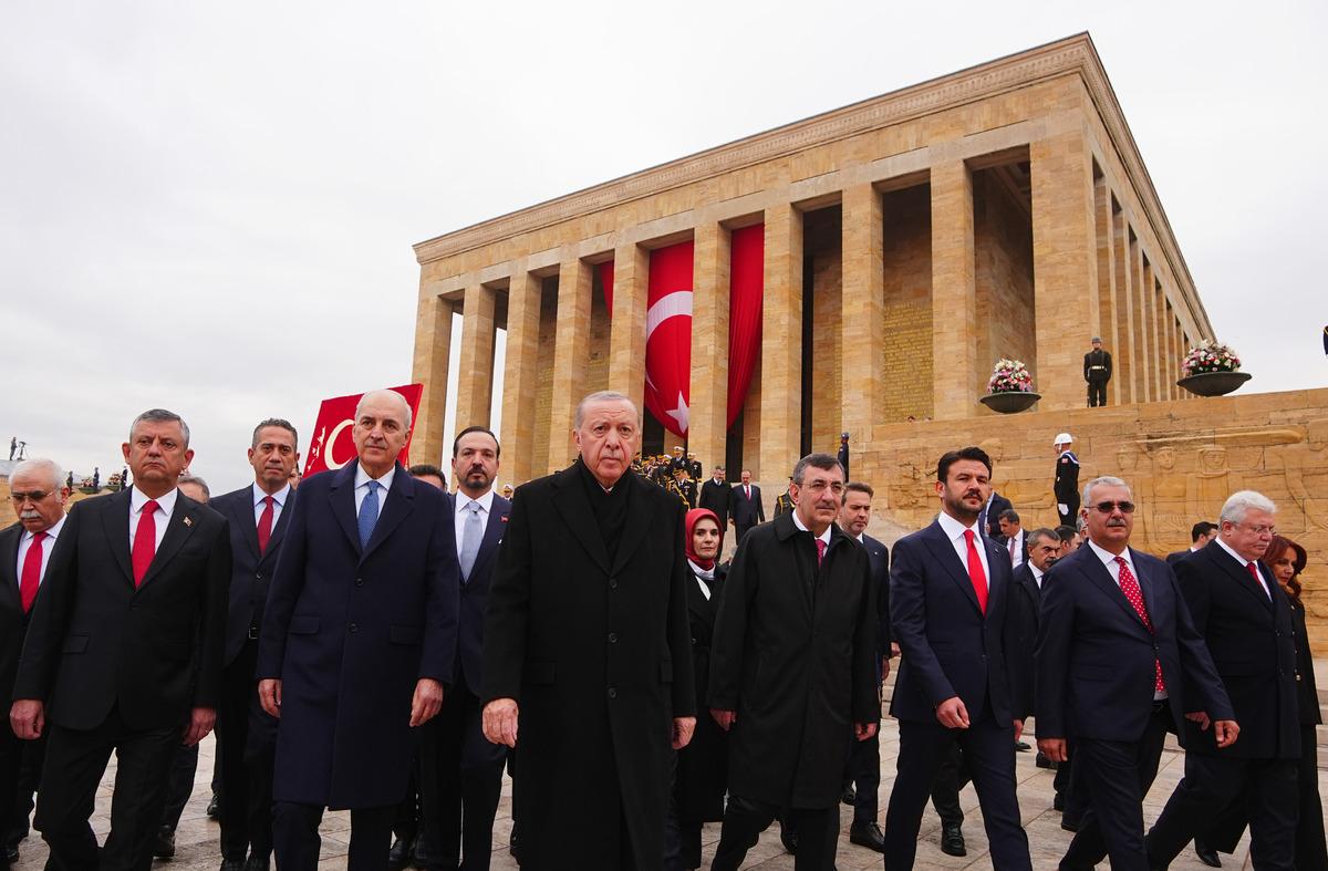 Anıtkabir’de iki lider kol kola: Bahçeli ve Dervişoğlu nun samimi görüntüsü dikkat çekti 1