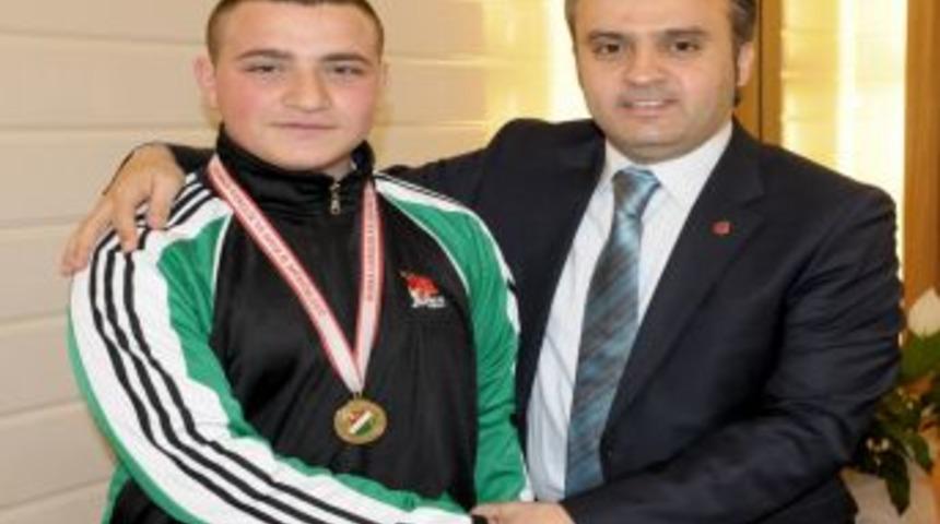 Başkan Alinur Aktaş, liseli şampiyonlara &ouml;d&uuml;l verdi