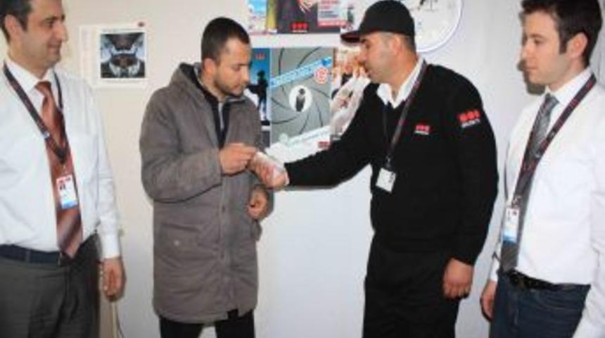 G&uuml;venlik g&ouml;revlisi yolda bulduğu 20 bin TL&rsquo;yi sahibine teslim etti