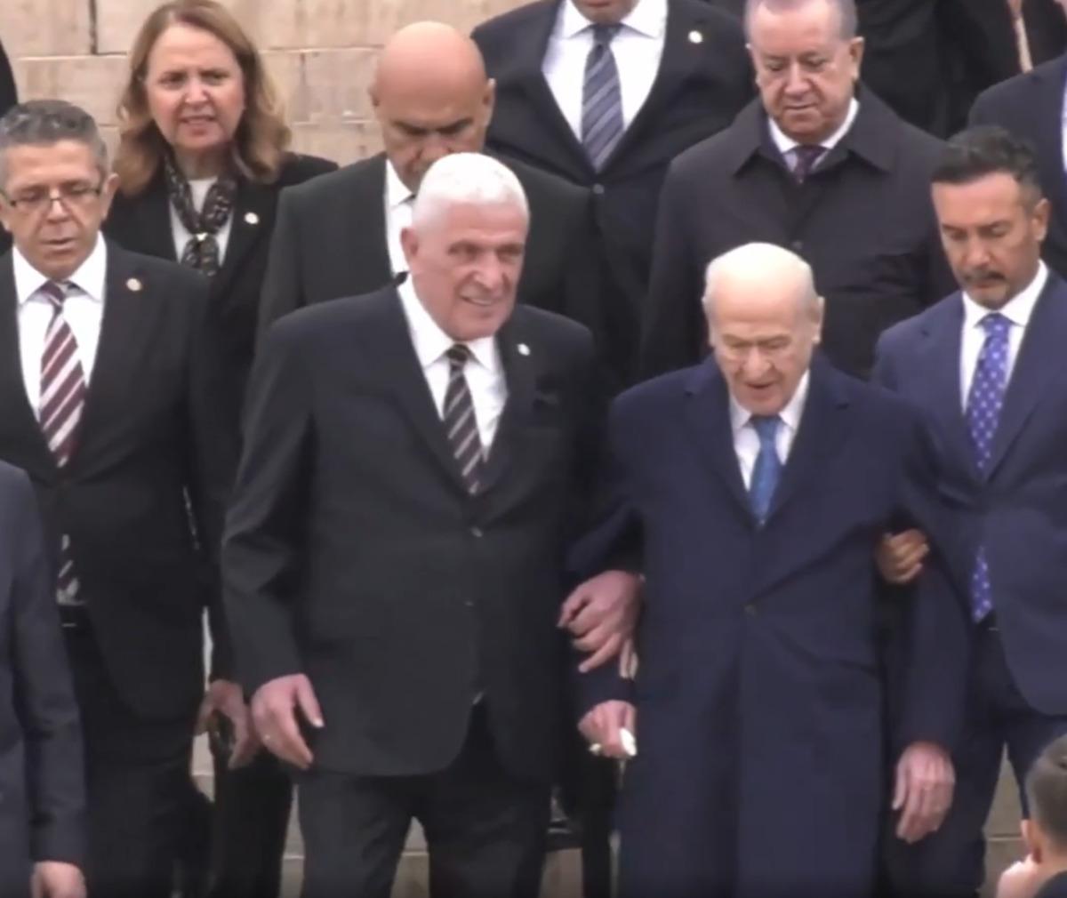 Anıtkabir’de iki lider kol kola: Bahçeli ve Dervişoğlu nun samimi görüntüsü dikkat çekti 4