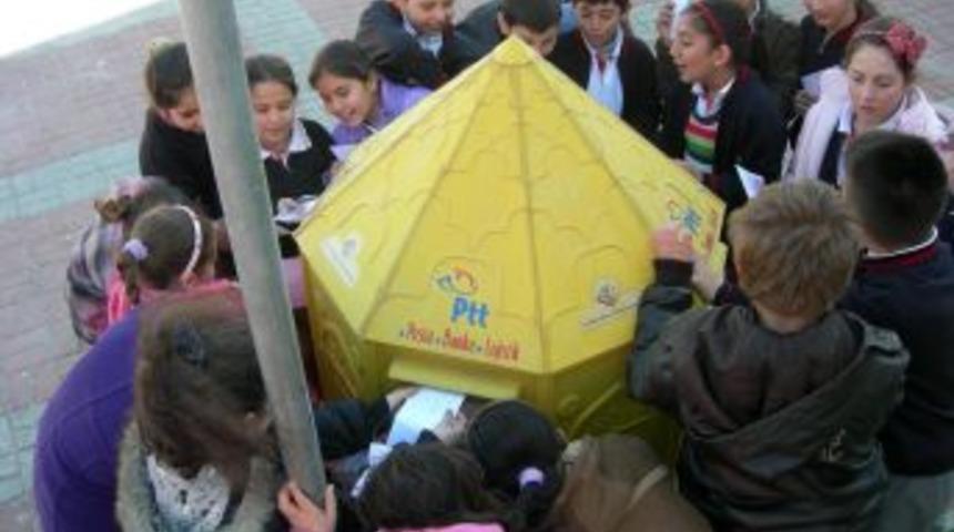 &Ouml;ğrenciler, anne ve babalarına duygularını mektupla iletti