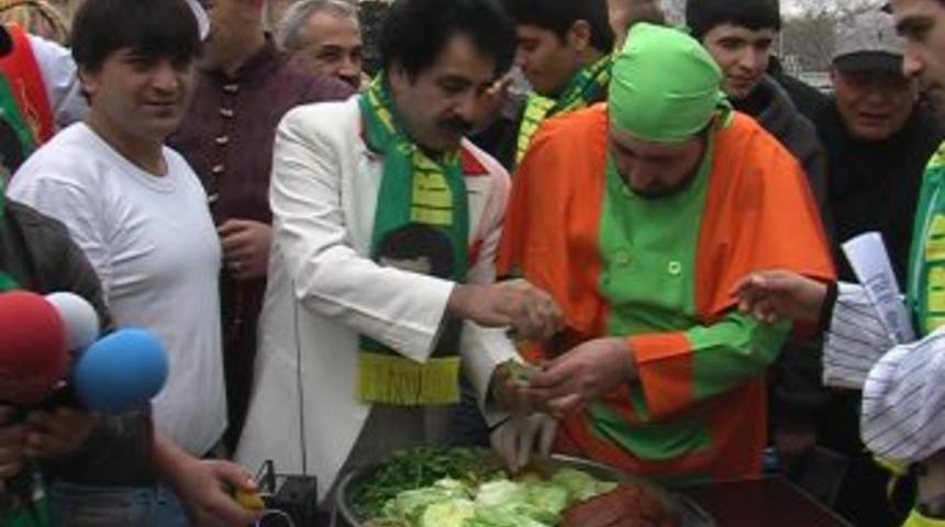 Tatlıses hayranları Taksim'de &ccedil;iğ k&ouml;fte dağıttı