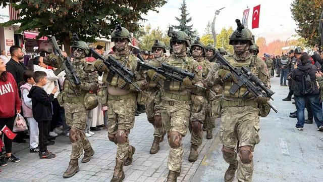 Bolu’da 29 Ekim kutlamalarına komandolar damga vurdu 3