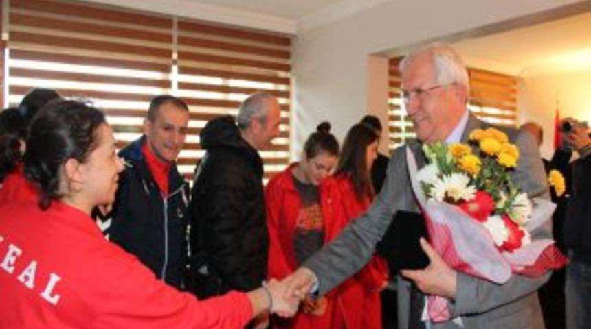 Şampiyonlardan Posbıyık&rsquo;a teşekk&uuml;r ziyareti