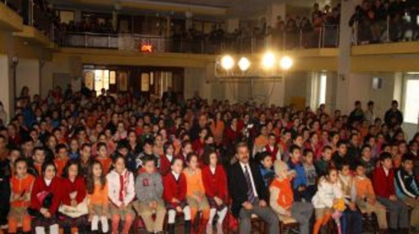 Vakfıkebir'de 'Ah Şu &Ccedil;ocuklar' oyununu 3 bin &ouml;ğrenci izledi