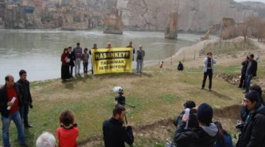 Doğa Derneği &uuml;yeleri D&uuml;nya Nehirler G&uuml;n&uuml;'n&uuml; Hasankeyf&rsquo;te kutladı