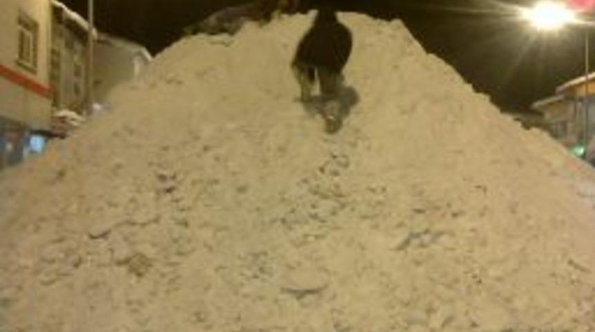 Bir araya getirilen kar &ccedil;ocukların oyuncağı oldu