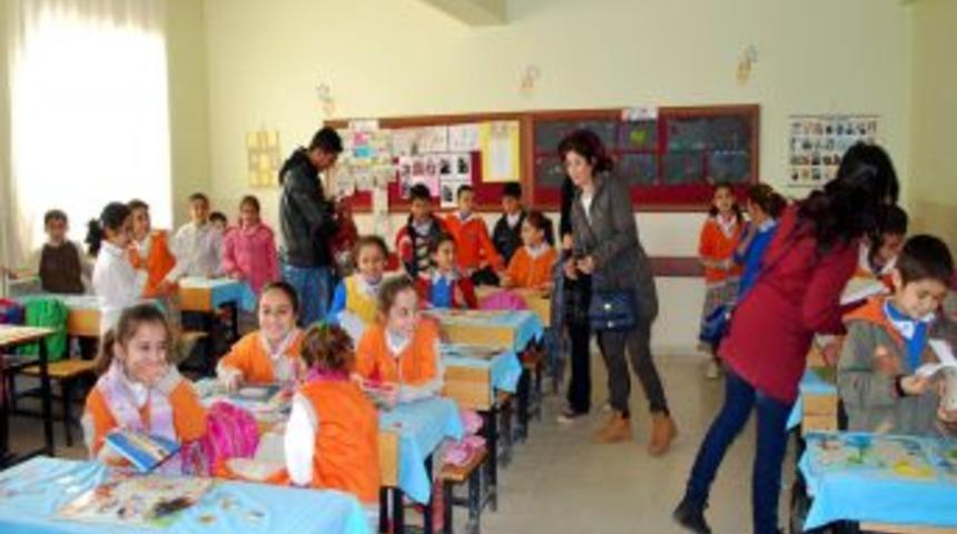 Artuklu &Uuml;niversitesi &ouml;ğrencileri k&ouml;y okuluna kırtasiye yardımında bulundu