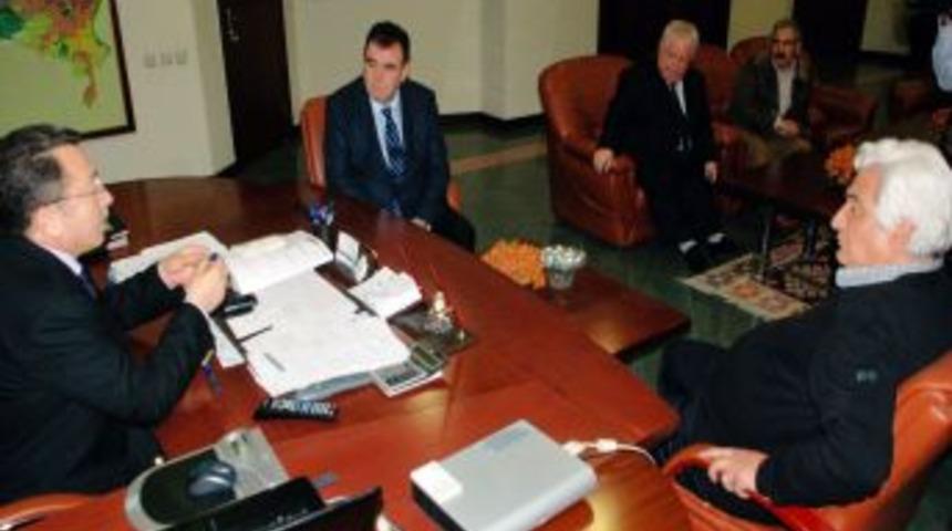 Kentsel d&ouml;n&uuml;ş&uuml;m ihalesi i&ccedil;in Adanalı m&uuml;teahhitlere &ccedil;ağrı