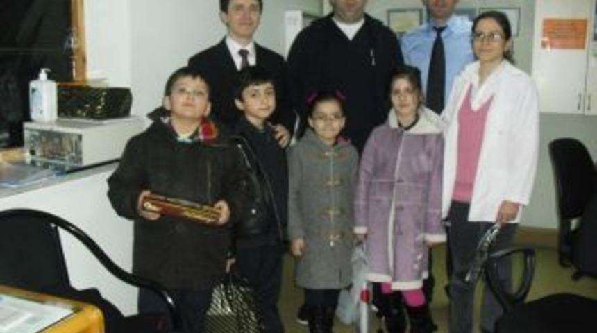 İlk&ouml;ğretim &ouml;ğrencileri, karanfillerle doktorların bayramını kutladı